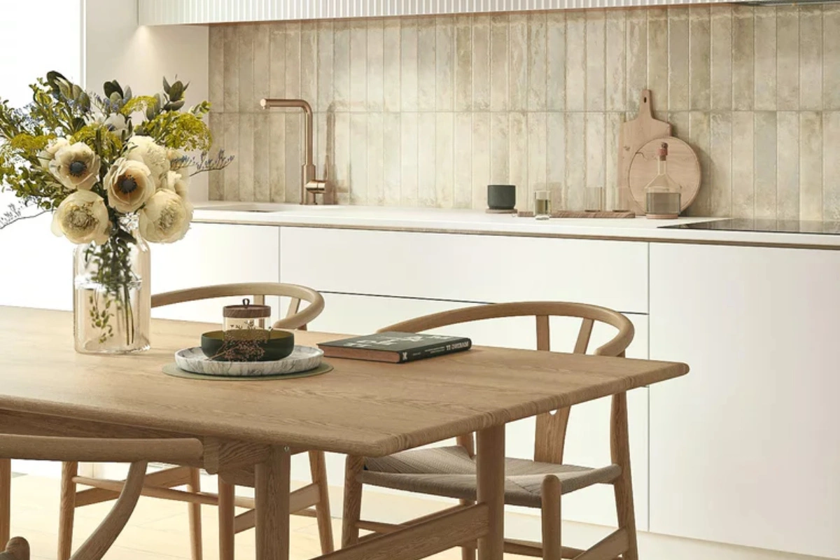 Paradyż Monpelli Ivory Mix – jasna, naturalna jadalnia z ciepłą ścianą w tonacji ivory