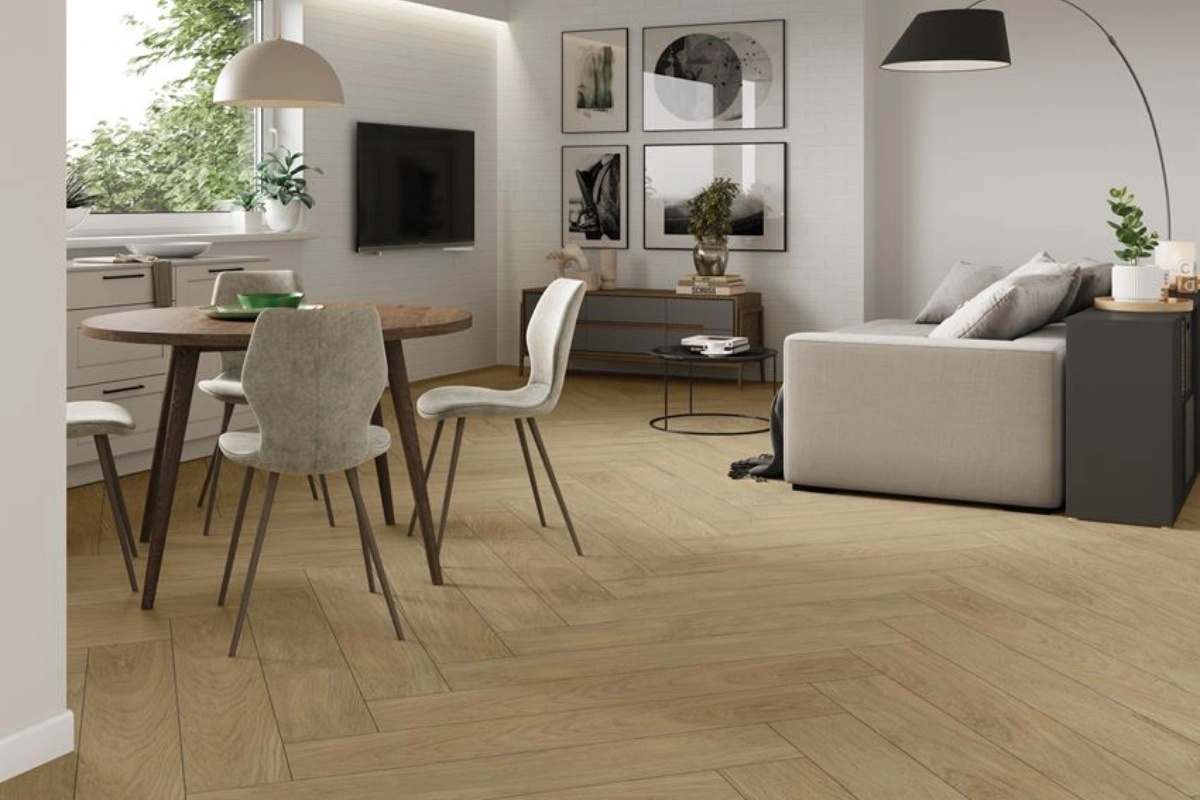 Paradyż Warmwood Gold – jasna jadalnia z podłogą w jodełce