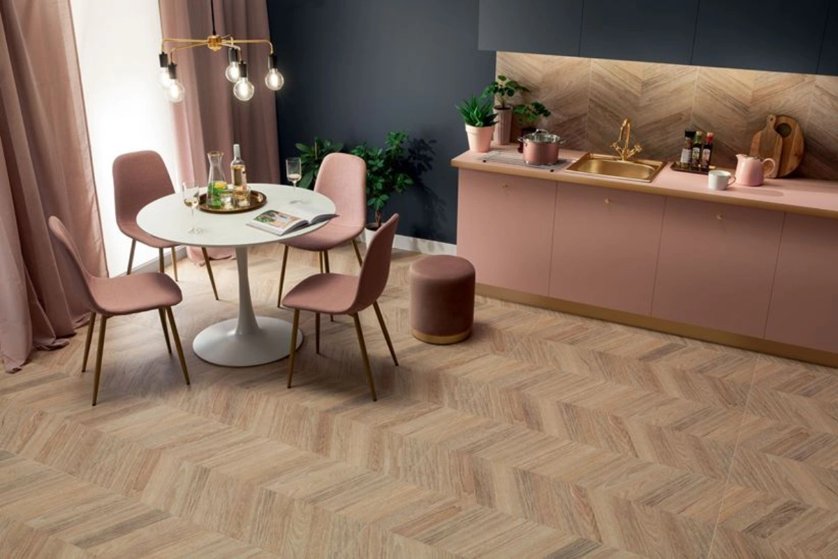 Tubądzin Domino Hass Brown – elegancja jodełki w różowo-złotej kuchni