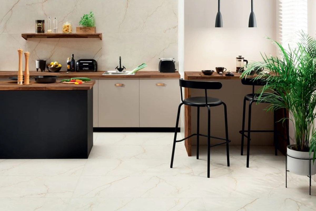 Tubądzin Domino Hass Brown – elegancja jodełki w różowo-złotej kuchni