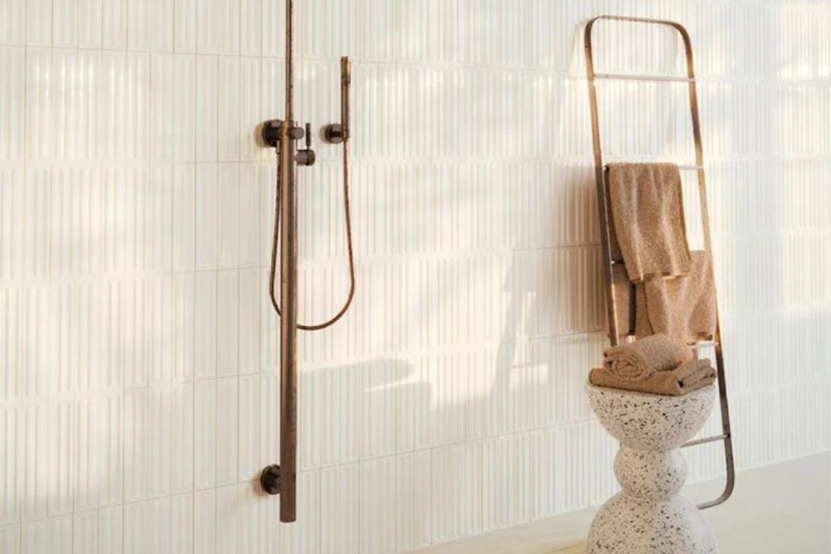 Paradyż Monpelli White – subtelna biel i struktura w nowoczesnej łazience