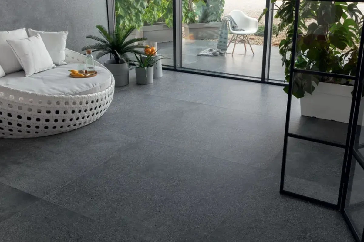 Tubądzin Terrazzo Graphite – grafitowe płytki gresowe inspirowane lastrykiem