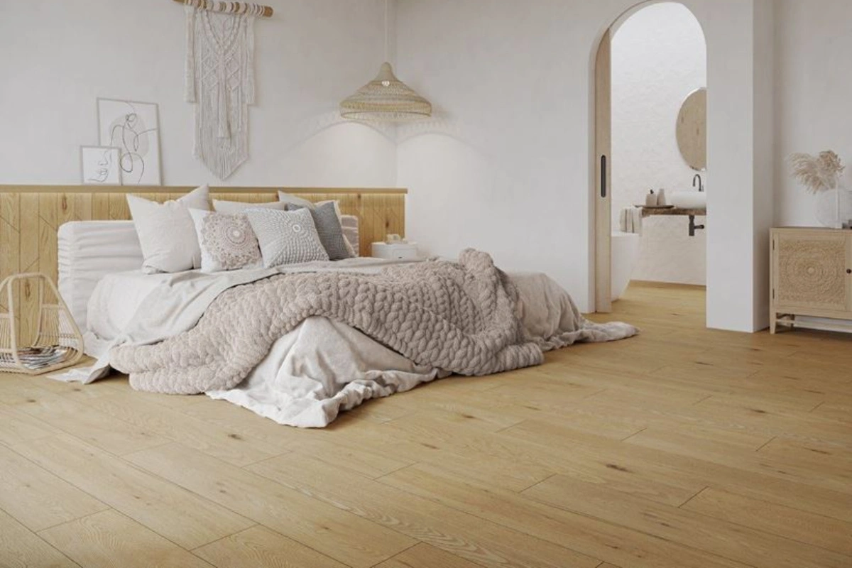 Paradyż Trueland Gold – aranżacja dużej sypialni w drewnianym stylu