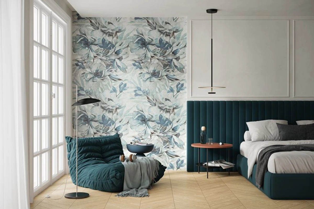 Paradyż Wonder Sky Blue – sypialnia w beżowej jodełce z niebieskim panelem dekoracyjnym